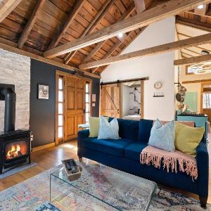 Perfect Couples Cabin Fireplace Firepit & Wine Nearby