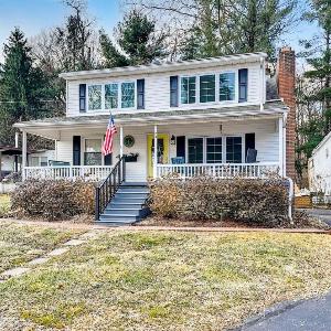 The White House by Leavetown Vacations