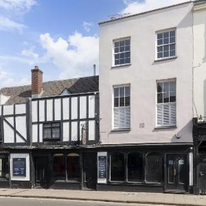 Lovely 2-Bed Town Centre Duplex Apartment