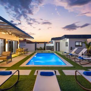 Modern 3BR 1 Min to Beach Pool Prime location