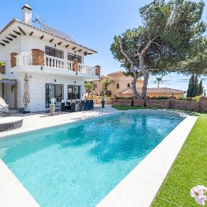 797 HOLIDAY RENTALS -Estilosa Villa en Benalmadena para 10