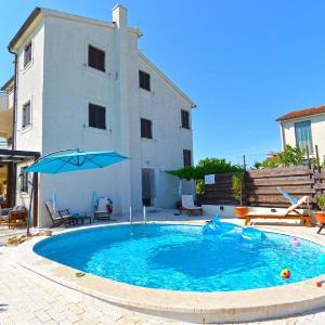 Charming accommodation with shared pool Beahost