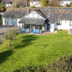 Spacious Family Coastal Retreat Huge Garden