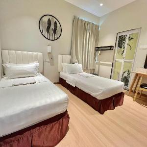 8 mins driving to T.C Beach@Holiday Guest House