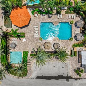 2BR Apt with Private Pool BBQ & 3 Min to Arashi Beach