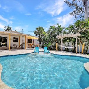 The Beach House! - 1 Mile to Vanderbilt Beach! Southern Exposure Pool