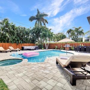 Gone Coastal - 1 Mile to Vanderbilt Beach! - Pool