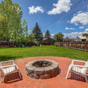Meadows Valley Retreat - Rustic charm Huge fenced yard walk to dining bar and coffee