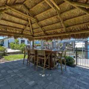 Tiki Hut Hideaway - Cozy Poolside Escape Walk to Beach
