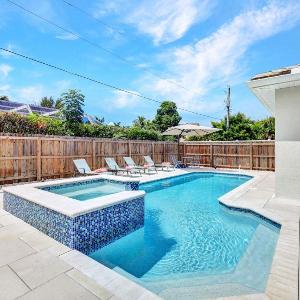 Starfish Wishes! - Less Than 1 Mile To Beach - Salt Water Pool - Walk to the Beach!