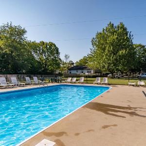 Goshorn Lake access - shared pool - cozy cottage