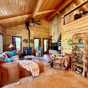 Mountain Retreat with private hot tub Close to Zion