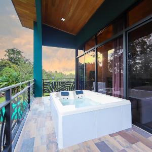 Refugio Turquesa-Luxury Villa with King Bed and Private Jacuzzi Balcony-5 min to La Fortuna