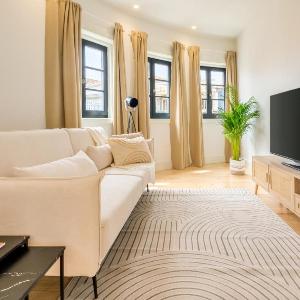 Art Deco 32 Luxury 2BR Apartment Downtown Metro AC