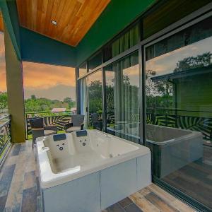 Paraiso Lima -Luxury Villa with King bed and Private Jacuzzi Balcony-5 min to La Fortuna