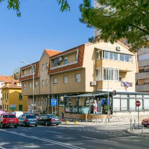 Apartments with parking space Split - 24252