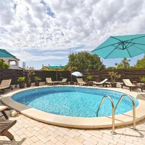 Cozy flat with balcony pool access and full amenities