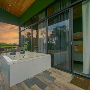Refugio Verdanza-Luxury Villa with King Bed and Private Jacuzzi Balcony-5 min to La Fortuna
