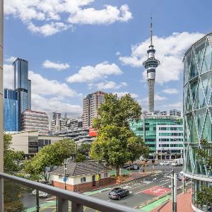 Modern Viaduct Apartment w pool gym Skytower views
