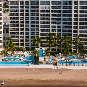 Gorgeous 1BR Condo with Pools & Sea Views