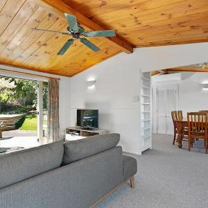 Bellbird Cottage With Lake and Mountain Views