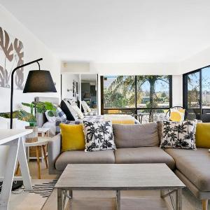 Lago Vista - Modern Private Retreat With Balcony and Lake Views