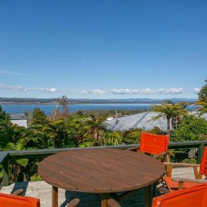Acacia Bay Retreat - Charming 3BR Retreat With Fireplace and Views