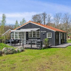 Beachside Cottage With Sea View And Cozy Outdoor Shelter
