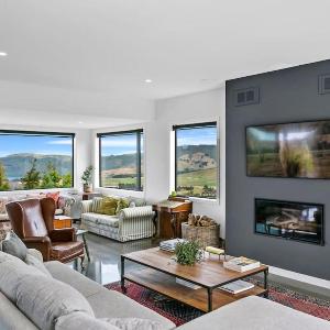Peaceful Luxury Retreat with Lake Views and Spa Pool
