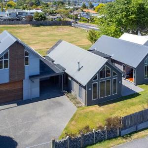 Huia Heights Modern 4BR Home With Park Views