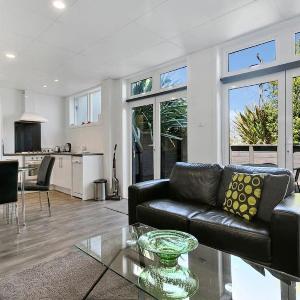 Taupo Getaway Private 2BR Apartment With Courtyard