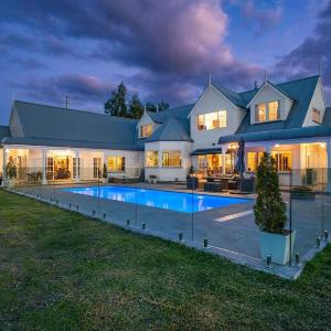 Luxury Group Escape With Spa Pool Views and Privacy