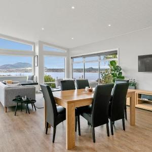 Stylish 3BR Lakeview Home in Acacia Bay