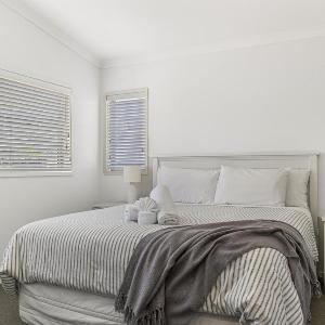 Villa at the Lake - Elegant 3BR Retreat Steps from Lake Taupō