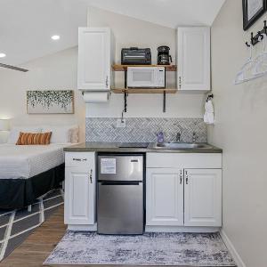 Tiny Home Near USF and Downtown! Patio Fast Wi-fi
