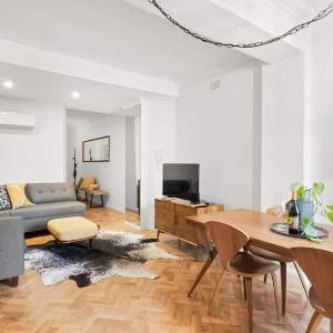 St James Art Deco Dream - 2 Bedrooms w Aircon