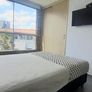 Cold AC-fast Wi-Fi-great location-Medellin fun