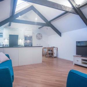 Penthouse At The Mews - 2 Bed Pet Friendly Apartment - Tenby
