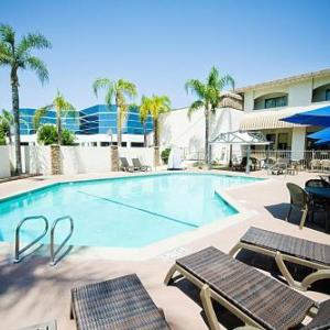 Hotels near Stage Red Fontana - Hotel d'Lins Ontario Airport