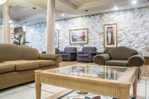 Quality Inn & Suites Palm Island Indoor Waterpark, Batavia
