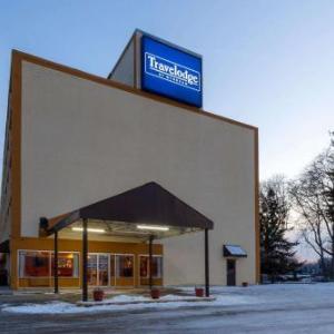 Crushers Stadium Hotels - Travelodge by Wyndham Cleveland Airport