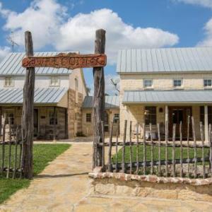 Luckenbach Texas Hotels - Full Moon Inn