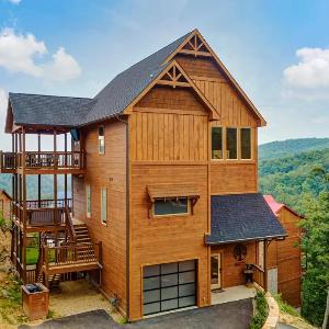 Luxury Cabin w All-Inclusive Resort Amenities