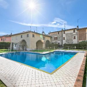 Magnolia House: Sirmione Apt for 4 with Shared Pool - Happy Rentals