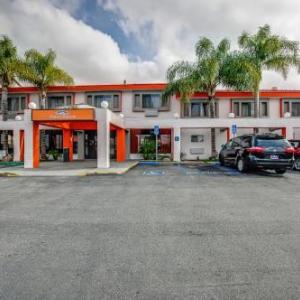 Hotels near White Oak Music and Arts Van Nuys - Howard Johnson Hotel & Suites By Wyndham Reseda