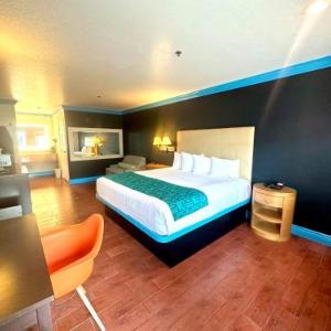Hotels near Oak Canyon Park - Howard Johnson Orange