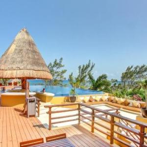 Fabulous Playa Getaway at 38th and Beach plus 2 Pools Onsite