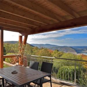 Mediterranean-style flat with wood stove terrace and a terrific view of the Edersee dam