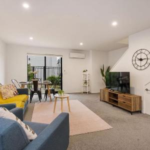 Light & Spacious 2Bdrm Townhouse Off Street Park