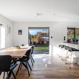 Wanaka close to town Modern with a Fireplace and Heat pumps Sleeps 6